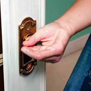 Скрипит межкомнатная дверь после установки: возможные причины и решения