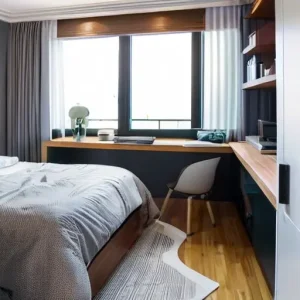 Дизайн интерьера спальни с рабочим уголком у окна: как разделить отдых и работу